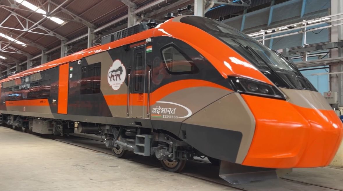 AshwiniVaishnaw's tweet photo. Vande Bharat (Sleeper) Train dispatched from ICF Chennai for loaded simulation trial. https://t.co/nyLLhzoLMP