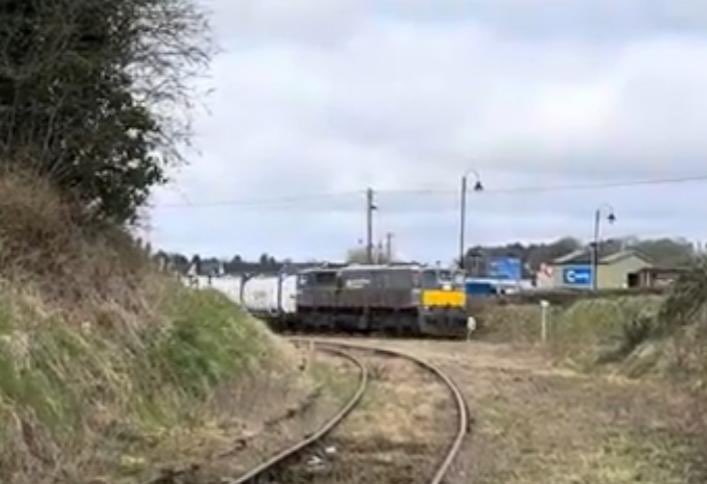 WestOnTrackIRL's tweet image. West of Ireland industry avail of #railfreight to reduce costs &amp;amp; #carbonemissions Mondays XPO leaving #waterford #ballina bound. This journey will be significantly shorter via the reopened #westernrailcorridor @PortofWaterford @XPOLogistics_EU @IrishExporters @IrishRail