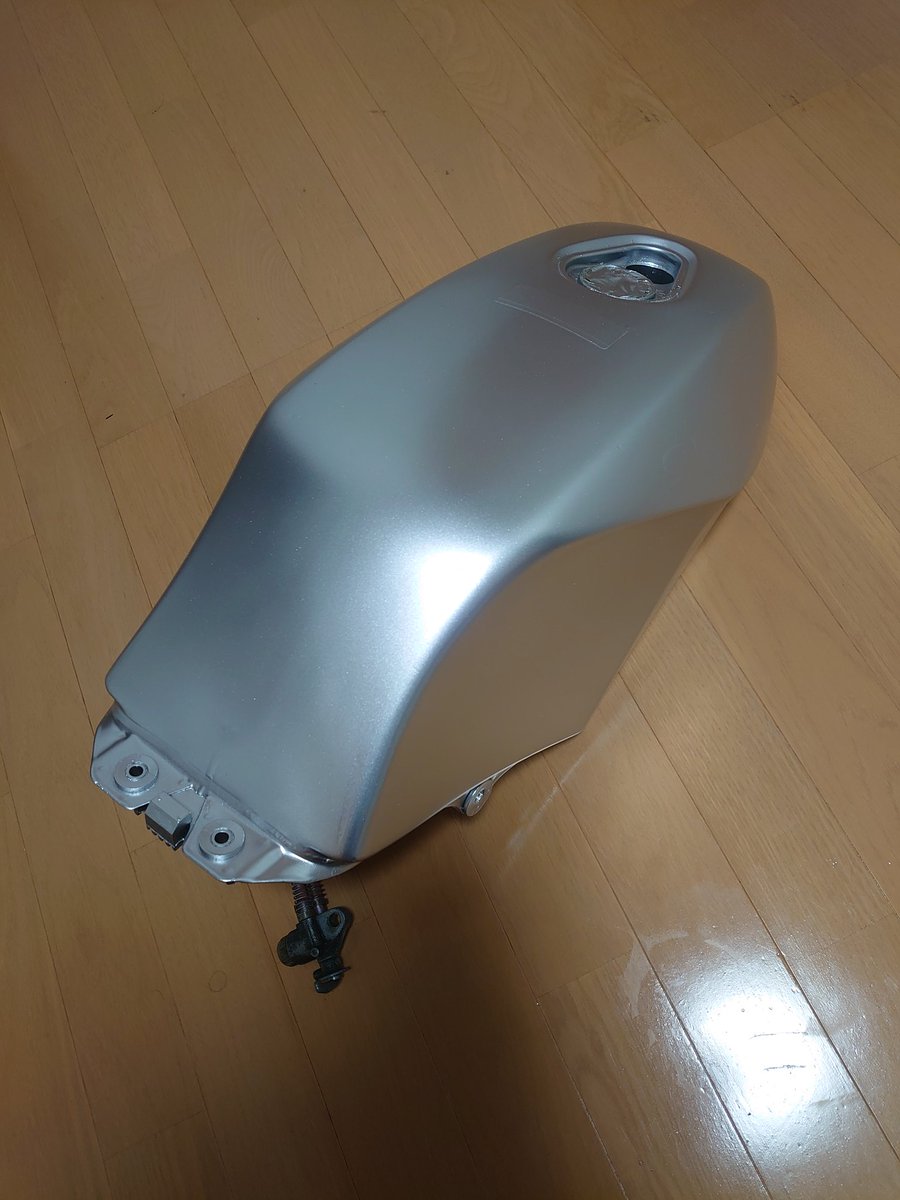 wnrEk5bHTO21137's tweet photo. 3日前ツイートしたシートカウル＋サイド＋エアロシャークベースカラー塗装完了に続いてタンク＋アッパーとリアフェンダーのベースカラー塗装完了‼️

これで全カウルベースカラーOK👌👌
さー熱冷めぬうちにマスキングしよ…😂😂

#RG50
#ウルフ50
#ガンマ 
#BEET https://t.co/HWJUNQ4HHP
