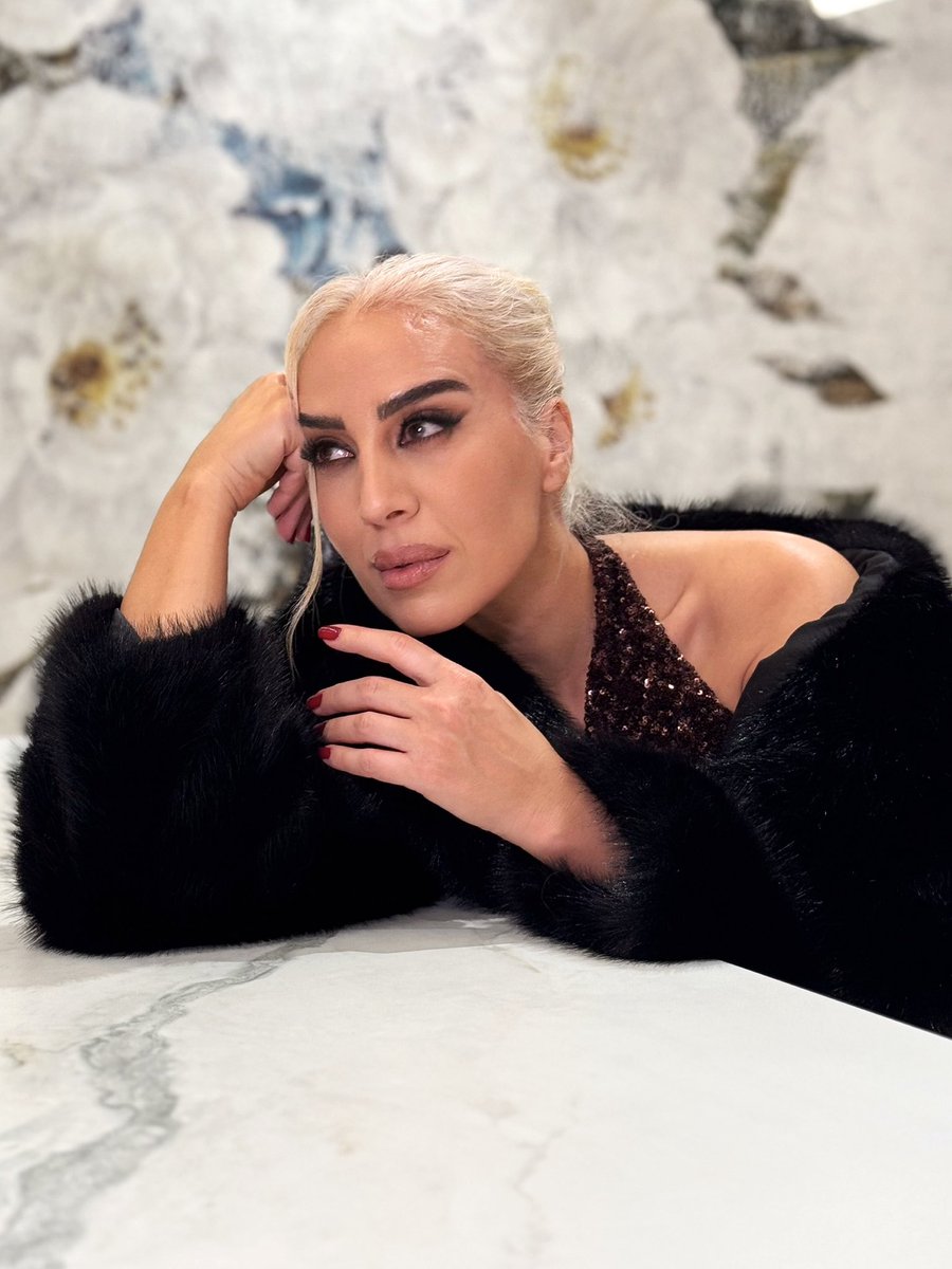 monicanaranjo's tweet photo. Navidades…. Mi epoca favorita del año! 🎶😍 Y si os damos un regalito anticipado? 🎁 Estad pendientes! ❤️🥳 https://t.co/OdsfaOrFFe