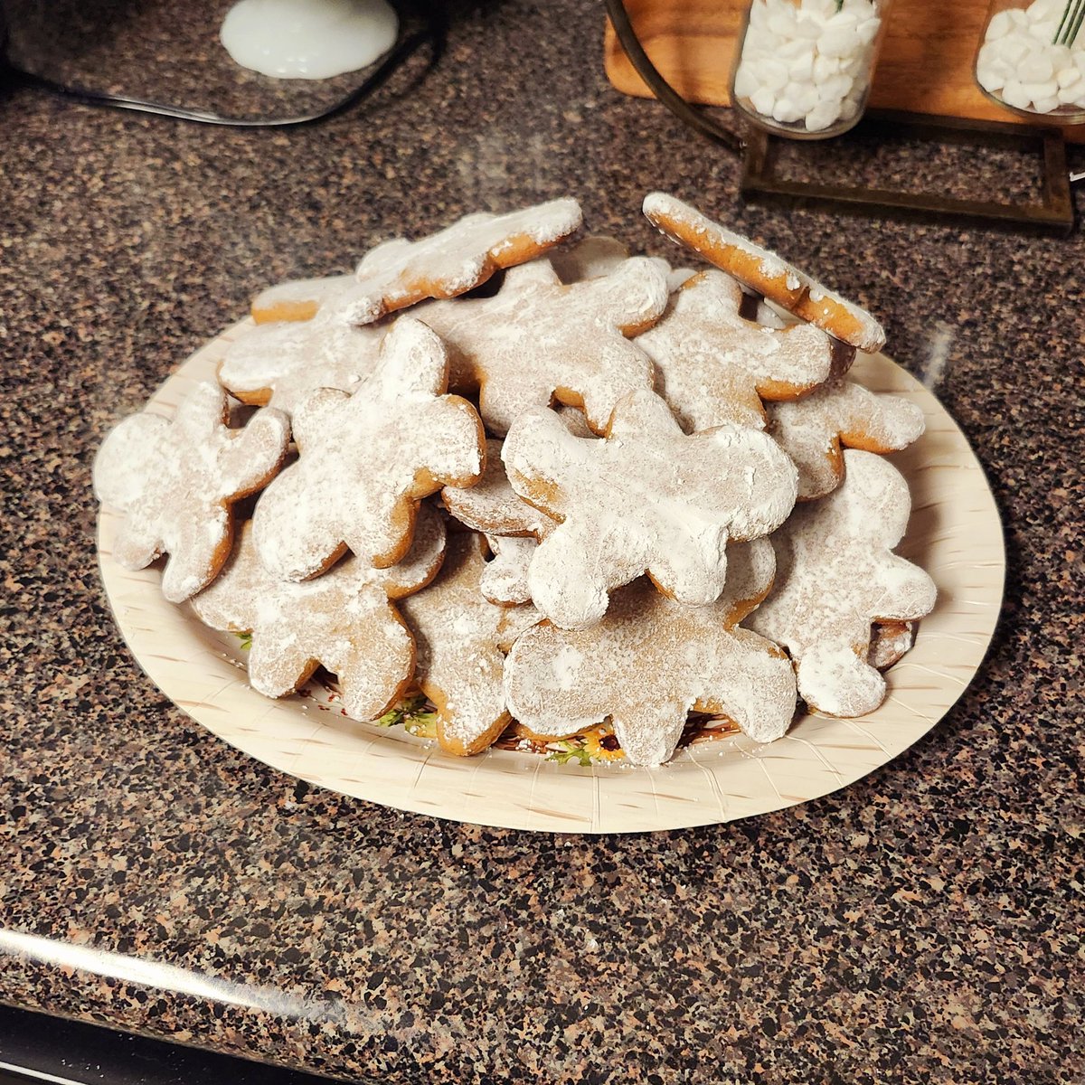 JumpyJihyo's tweet image. hello i made some gingerbread men :)