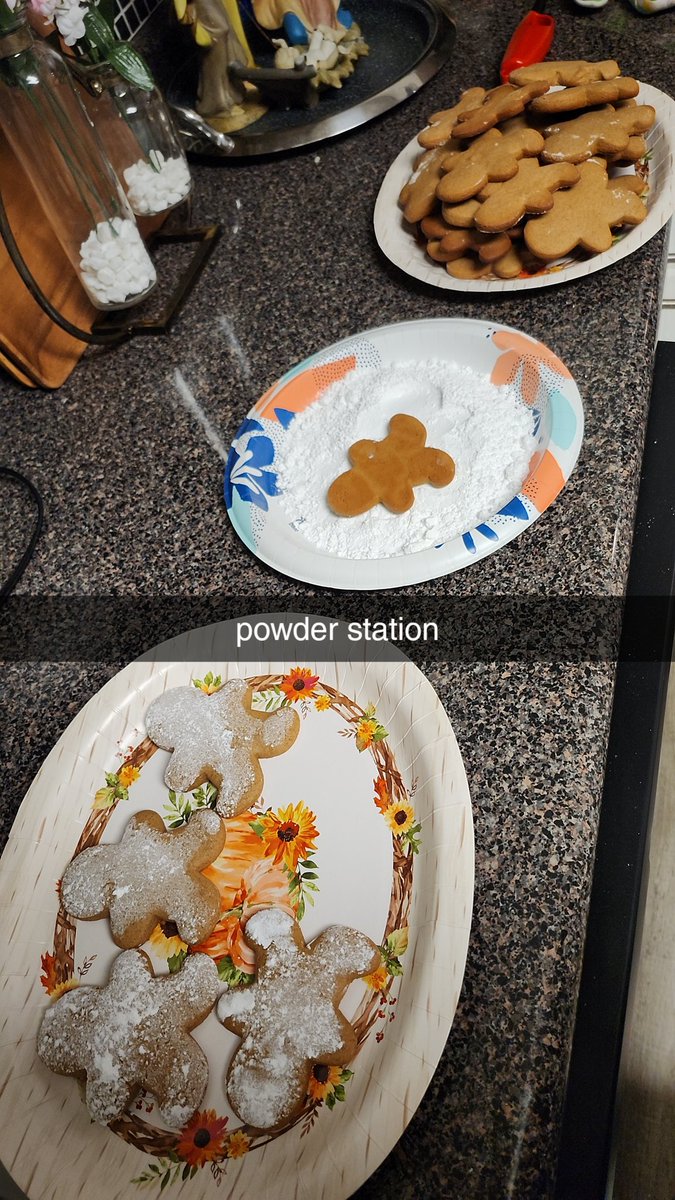 JumpyJihyo's tweet image. hello i made some gingerbread men :)