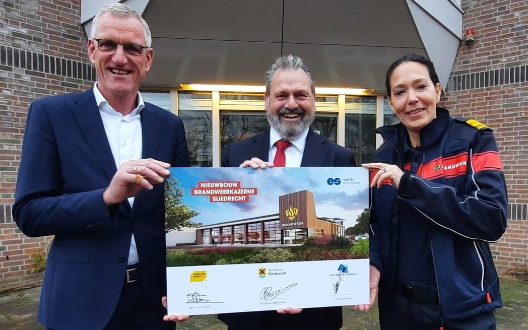 NIEUWS: Aanneemovereenkomst voor nieuwe brandweerkazerne ondertekend     sliedrecht24.nl/aanneemovereen…  (Foto Peter Donk / Sliedrecht24)