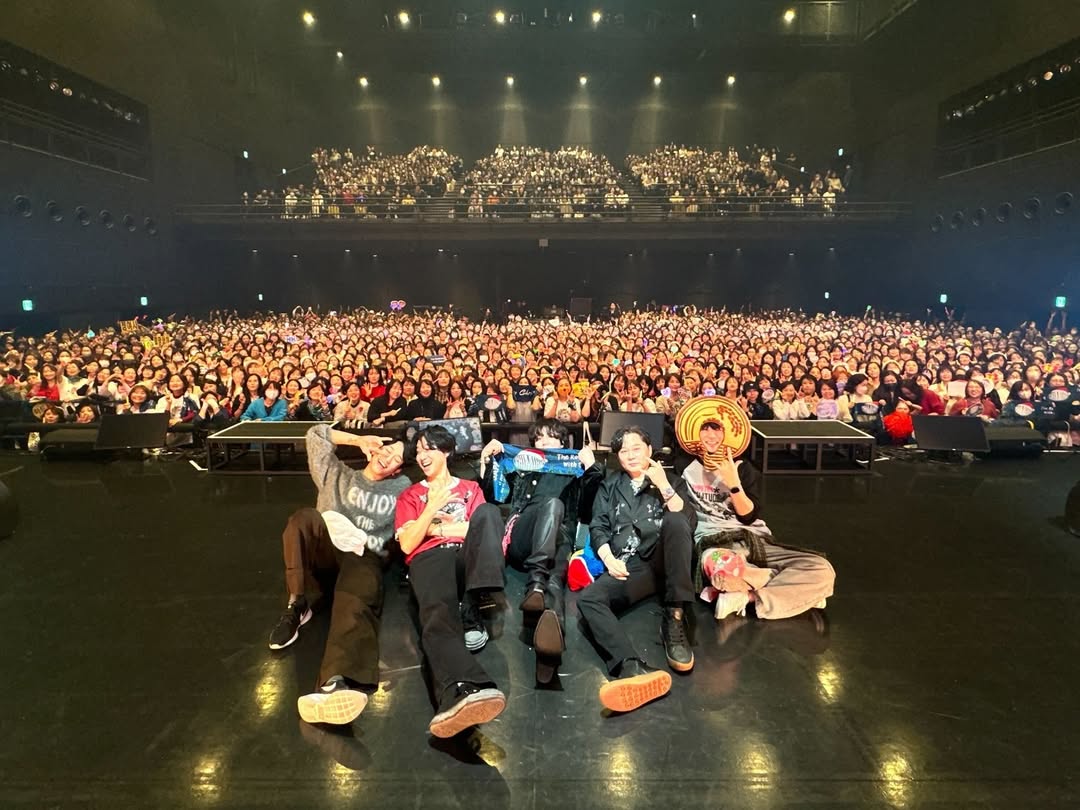 Kkorepo's tweet image. #チャン・グンソク 率いるバンド「#CHIMIRO」 、会場をぎっしり埋めたファンと記念撮影 
#チャングンソク  
🔗korepo.com/archives/15011…