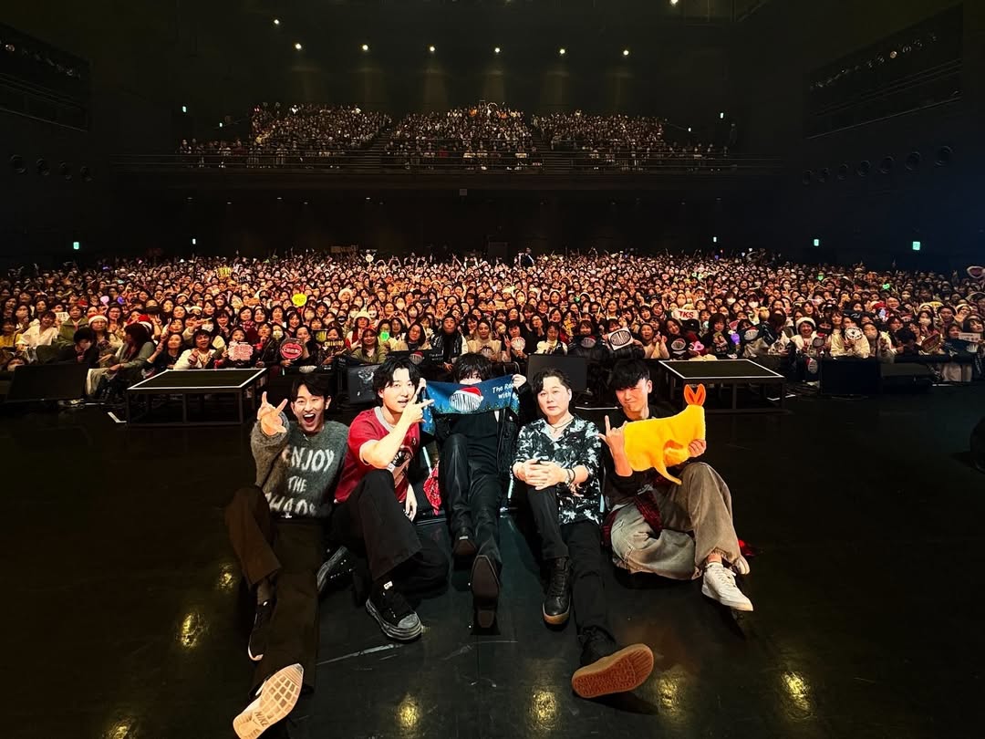 Kkorepo's tweet image. #チャン・グンソク 率いるバンド「#CHIMIRO」 、会場をぎっしり埋めたファンと記念撮影 
#チャングンソク  
🔗korepo.com/archives/15011…