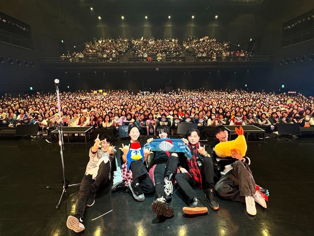Kkorepo's tweet image. #チャン・グンソク 率いるバンド「#CHIMIRO」 、会場をぎっしり埋めたファンと記念撮影 
#チャングンソク  
🔗korepo.com/archives/15011…
