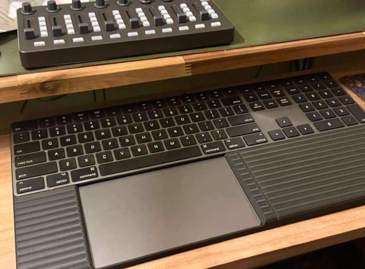 livehack3d's tweet image. ドッキングフレームのワイドサイズオーダー、お客様からセッティングのお写真をいただきました。
黒のテンキー付きはやっぱりカッコいい😍
#MagicKeyboard #MagicTrackpad