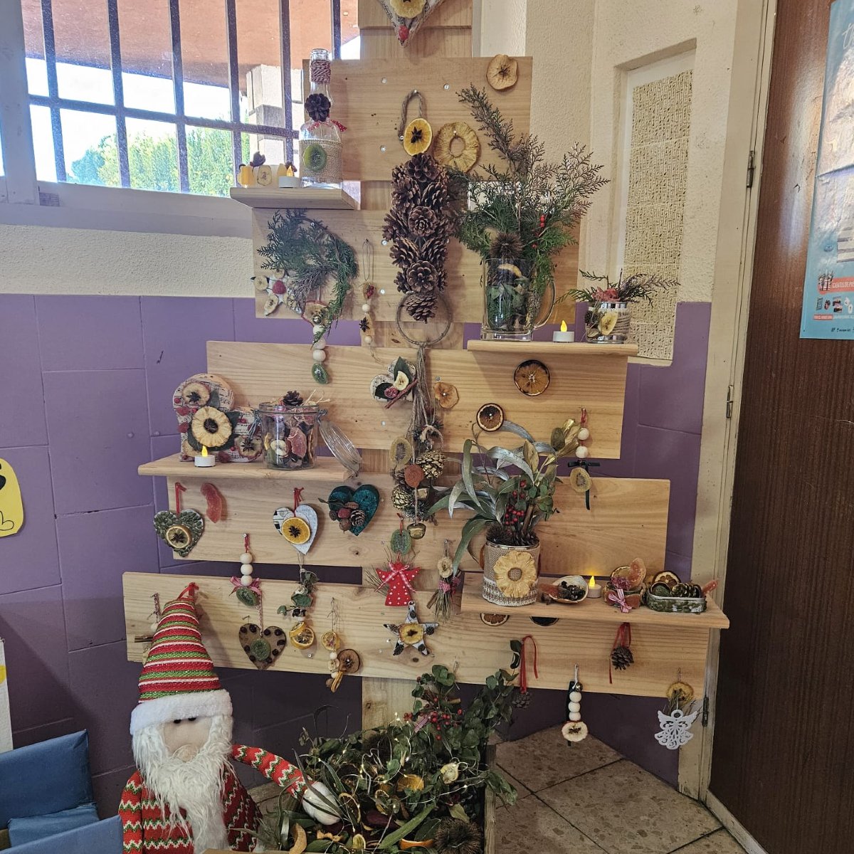 Este año, nuestro Centro ha brillado aún más con la llegada de la Navidad, gracias a la creatividad y dedicación de nuestros alumnos de P.T., quienes se han encargado de adornar el tradicional árbol navideño.  Teresa ayudó con la decoración y la deshidratación de frutas