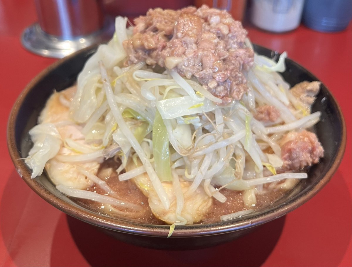 ラーメン二郎　荻窪
小

まろやかでとろみのある乳化スープが冷えた身体に沁みわたる一杯。

キャベツだけ下茹でしてるのか、ホクホクで甘みのあるキャベツが美味しいです。

味付きアブラとの相性も素晴らしい。

つるもち食感の太麺が茶褐色に染まり、スープを吸った麺はこれはまるでデザートです。
