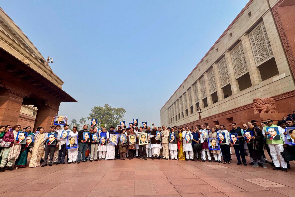 अमित शाह के डॉ. अंबेडकर पर आपत्तिजनक बयान के बाद भाजपा की छवि बचाने के लिए आज PM मोदी लगातार ट्वीट कर रहे हैं। व्हाट्सएप पर एंकरों को 'तारीफ अभियान' का आदेश देकर मीडिया को मोर्चे पर लगाया गया है। ये सत्ता का असली चेहरा है। जनता सब देख रही है। #तड़ीपार_माफ़ी_मांग