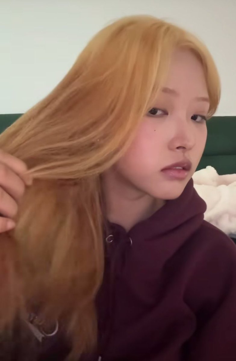 HyeJuBR's tweet photo. 🚨 HYEJU ESTÁ LOIRA! https://t.co/Uilaw8CVD4