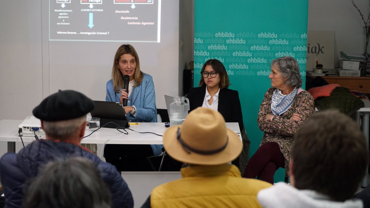 EH Bildu Getxo (@getxokoehbildu) on Twitter photo Bilgunea leporaino izan genuen atzo Silviaren kasuaren azken gertakariak ezagutzeko. Mila esker Agatha Libano abokatua, <a href="/sosracismobiz/">SOS Racismo Bizkaia</a> eta etorri zineten guztioi.
✊Seguimos reivindicando justicia para Silvia, que se asuman responsabilidades y poner fin a la impunidad policial. Bilgunea leporaino izan genuen atzo Silviaren kasuaren azken gertakariak ezagutzeko. Mila esker Agatha Libano abokatua, <a href="/sosracismobiz/">SOS Racismo Bizkaia</a> eta etorri zineten guztioi.
✊Seguimos reivindicando justicia para Silvia, que se asuman responsabilidades y poner fin a la impunidad policial.