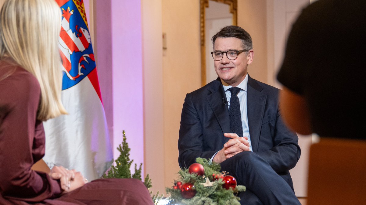 Boris_Rhein's tweet photo. 2024 war ein sehr ereignisreiches und auch herausforderndes Jahr. Mit Moderatorin Victoria Enzenauer habe ich über die #Wirtschaftslage in #Hessen, das #Hessengeld und meine Pläne für die Feiertage gesprochen. Zum #Weihnachtsinterview von @RTLHessen ➡️ https://t.co/X3amkKTpBG https://t.co/ZUs8wmED9N