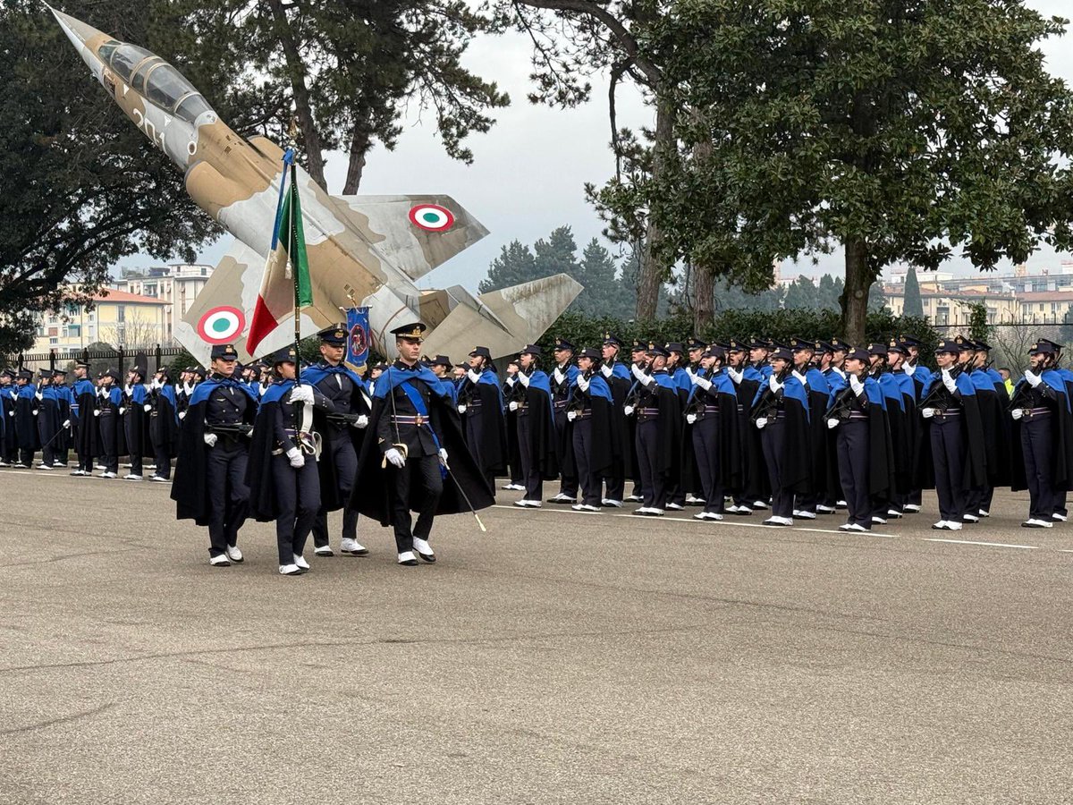 ItalianAirForce's tweet photo. #Firenze: sulle note dell’#InnoNazionale l'ingresso della Bandiera di Istituto della Scuola Militare Aeronautica Giulio #Douhet per il #giuramento degli allievi del 1° corso.
Guarda la diretta dell'evento
➡️ https://t.co/bpdxndvRaT

#AeronauticaMilitare #latuasquadrachevola https://t.co/gurOJwT602