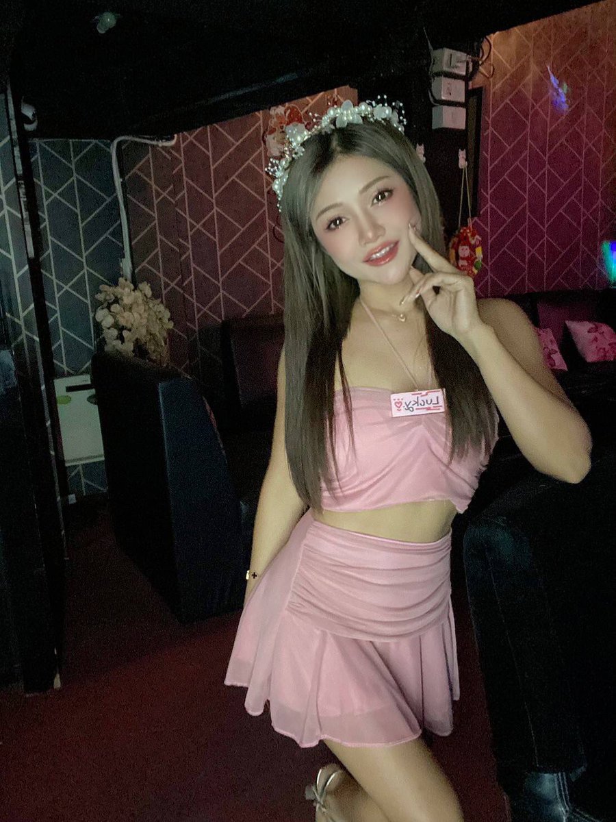 x5PwHLT68178990's tweet photo. スクンビット55にある「ピーチ」のラッキーちゃんは、クリッとした目が特徴のタイ美人。

水色のセクシーなドレスがとても似合っています👗 

#バンコク旅行
#バンコク旅
#bkklife
#バンコク散歩
#バンコク観光
#バンコク旅行
#バンコク観光スポット
#タイ生活
#バンコクショッピング https://t.co/8RGjnQsgMx