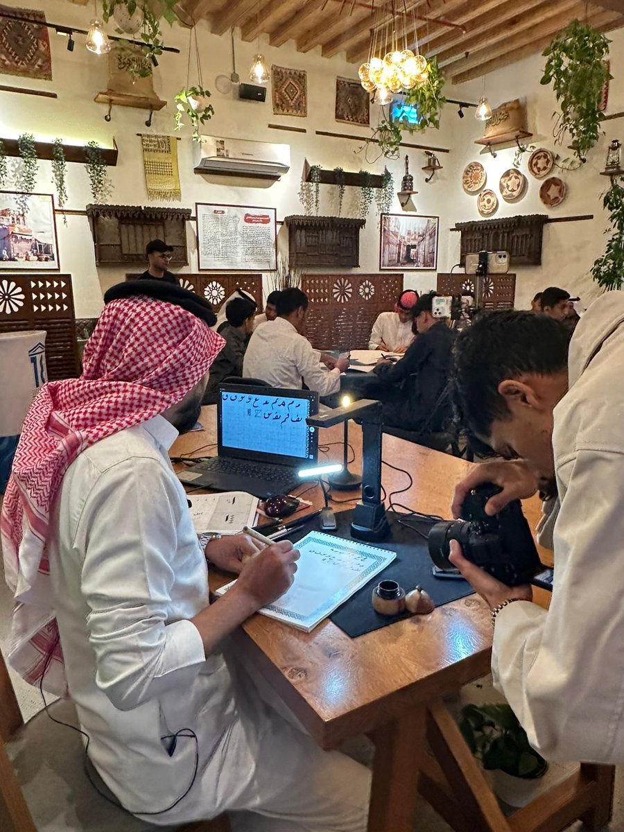 AlhadethaSc's tweet photo. بالتزامن مع اليوم العالمي باللغة العربية 18 ديسمبر شارك طلاب #مدارس_الحديثة_الاهلية بورشة عمل بعنوان ( إتقان فن خط الرقعة ) بالتعاون مع قسم الموهوبين بتعليم ينبع بمقر الشريك الأدبي مقهى أصول القهوة  
#تعليم_ينبع 
#اليوم_العالمي_للغة_العربية https://t.co/GIHgfvpUhK