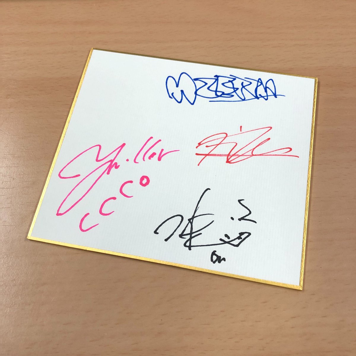 ototoy_info's tweet photo. 【 #プレゼント 】

ユッコ・ミラー( @yuccomiller )とH ZETTRIO( @H_ZETTRIO )のサイン色紙を抽選でプレゼント🎁
OTOTOYのアカウント( @ototoy_info )をフォローし、この投稿をリポストしてご応募ください。
当選者はDMにてお伝えいたします。( 12/28〆切 )

インタヴューはこちらから→https://t.co/oqY9qNnPcl