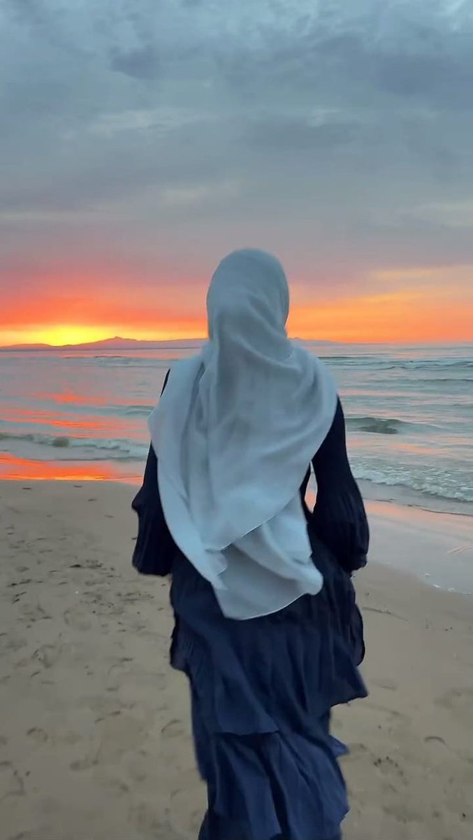 RendezvousPutri's tweet photo. Langit memerah
menyambut senja
yang perlahan jatuh
dipelupuk mata
Tadinya, aku pikir
itu sebuah nyala yang mencoba menyapa dari balik barisan awan...
Tapi tidak, ia adalah rindu
yang dikirimkan hujan
dari tempat ia berdiam...
#MySunset๐ https://t.co/p23mOXeXuk