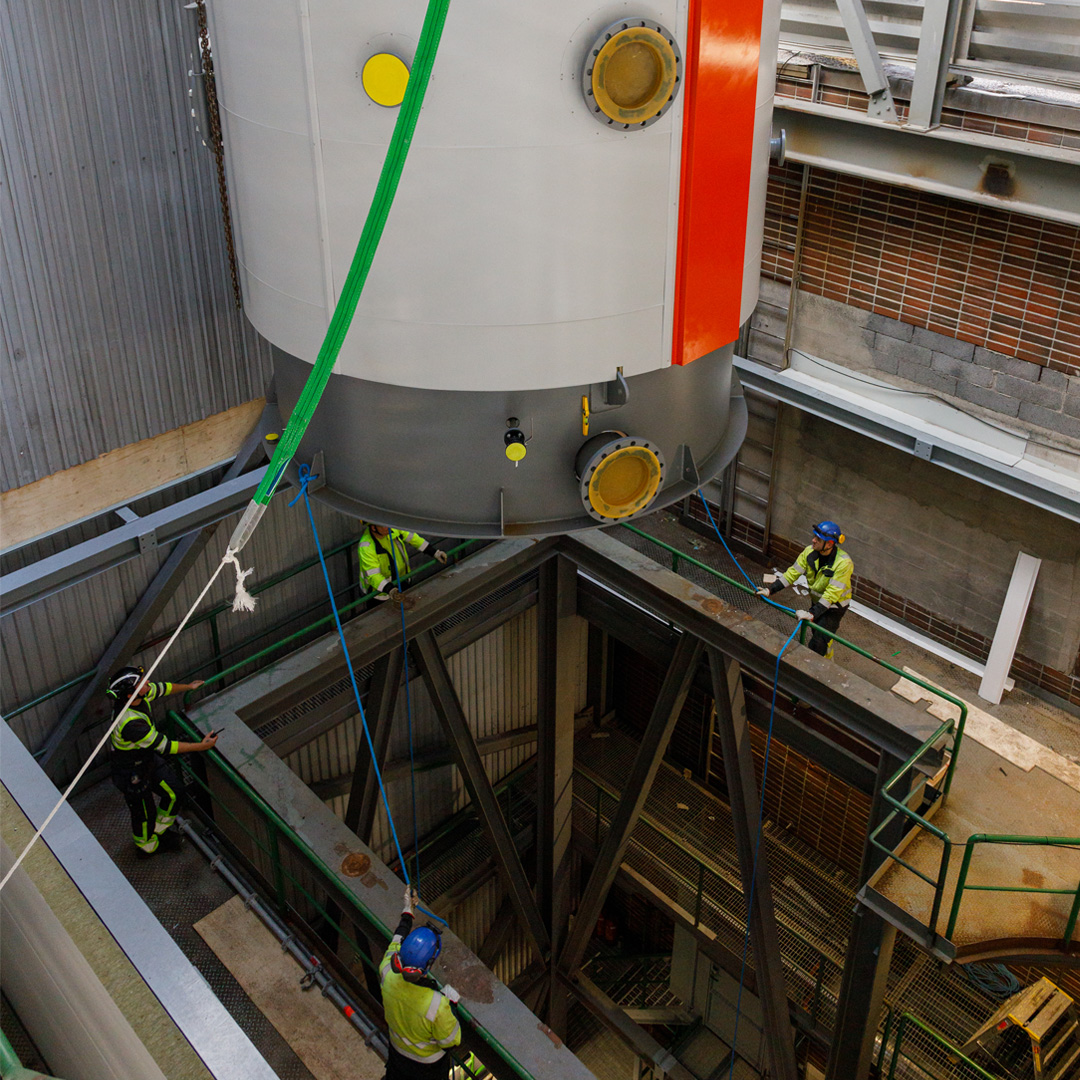 Sähkökattilamme tuottaa jo kaukolämpöä. Koekäyttö on onnistunut ja valmistaudumme etuajassa täysimittaiseen tuotantokäyttöön.⚡

Lue lisää: lahtienergia.fi/ajankohtaista/…

Kuvan otti Antti Sihlman, kun kattila nostettiin paikalleen elokuussa. 📸

#sähkökattila #kaukolämpö