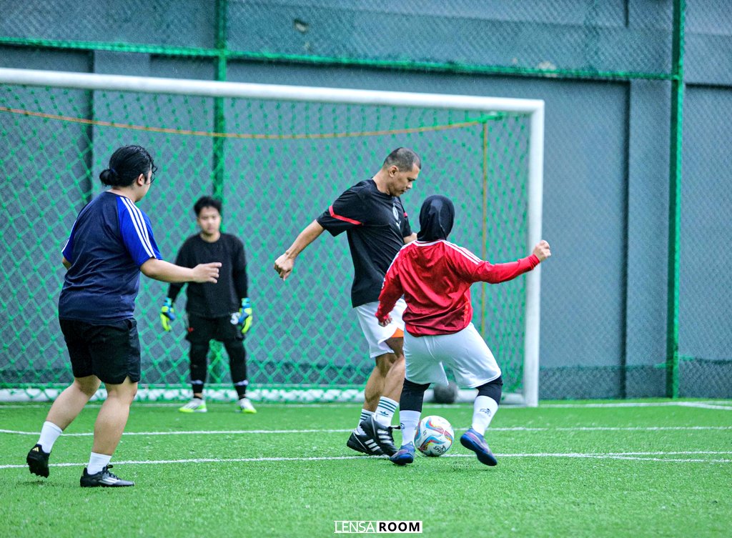 HerwinNaga8's tweet photo. #HS8 hadapi high press cewe², gawang @de_templar Bayu porak poranda dibobol 🔥

Gokil walaupun hujan tp cewe² lagi ramai, ada 9 cewe include 2 kiper 👏 @csi_wulan

Harusnya 12, tp 3 batal krn hujan deras di perjalanan 😁

#NewNormalFC #MiniSoccer #MiniFootball #AsatuArea https://t.co/mCSwAB7NyL
