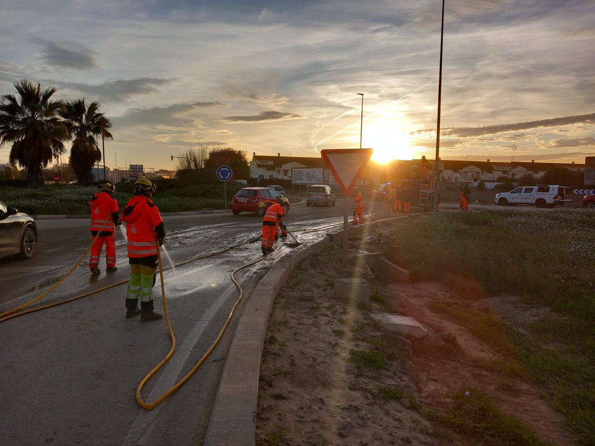 GVAbforestals's tweet photo. 🌇Comenzamos a trabajar al alba y seguimos al anochecer, tal y como muestra la imagen.

Intervención ayer con el apoyo de la policía local de Catarroja en la limpieza de calzada, tras un vertido accidental de lodo en la CV-400, a la altura de este municipio.

👨‍🚒Unidades de #BombersForestalsGV Alicante