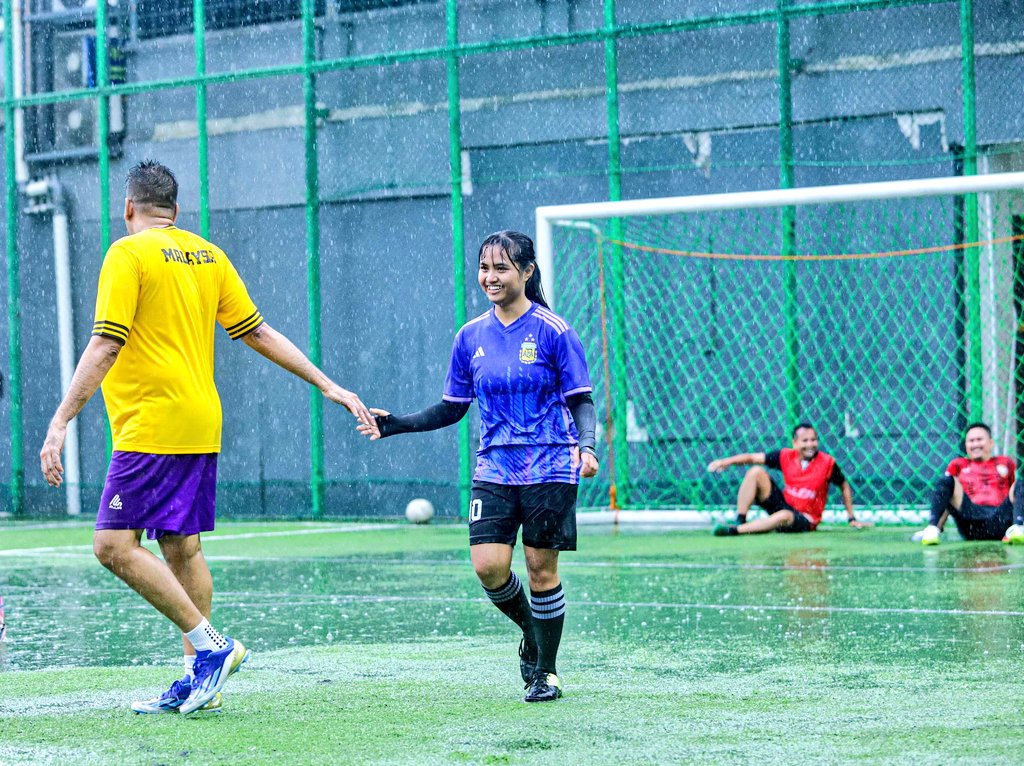 HerwinNaga8's tweet photo. #HS8 hadapi high press cewe², gawang @de_templar Bayu porak poranda dibobol 🔥

Gokil walaupun hujan tp cewe² lagi ramai, ada 9 cewe include 2 kiper 👏 @csi_wulan

Harusnya 12, tp 3 batal krn hujan deras di perjalanan 😁

#NewNormalFC #MiniSoccer #MiniFootball #AsatuArea https://t.co/mCSwAB7NyL