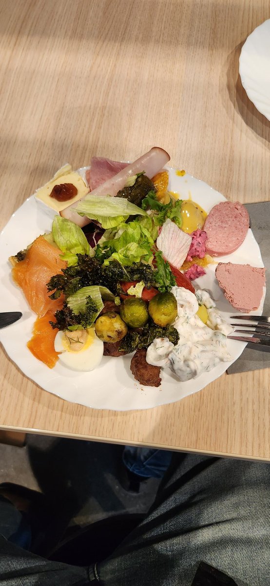 MisterMag1ster's tweet photo. Idag är det julbord i skolan.

Magisterns tallrik vs en grundskoleelevs tallrik. https://t.co/JeAi2kntgF