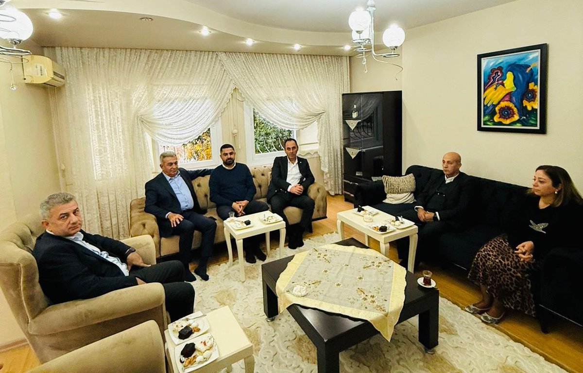 Genel Sekreterimiz Çetin Çalışkan, Mali İşler Daire Başkanımız H. Yaşar Gündoğdu, TİS Daire Başkanımız Faruk Saral haksız ve hukuksuzca tutuklanan Mersin Şube Başkanımız Kamal Göksoy’un ailesine geçmiş olsun ziyaretinde bulundu. Mersin Şube Sekreteri A. Özgür Yüksek de