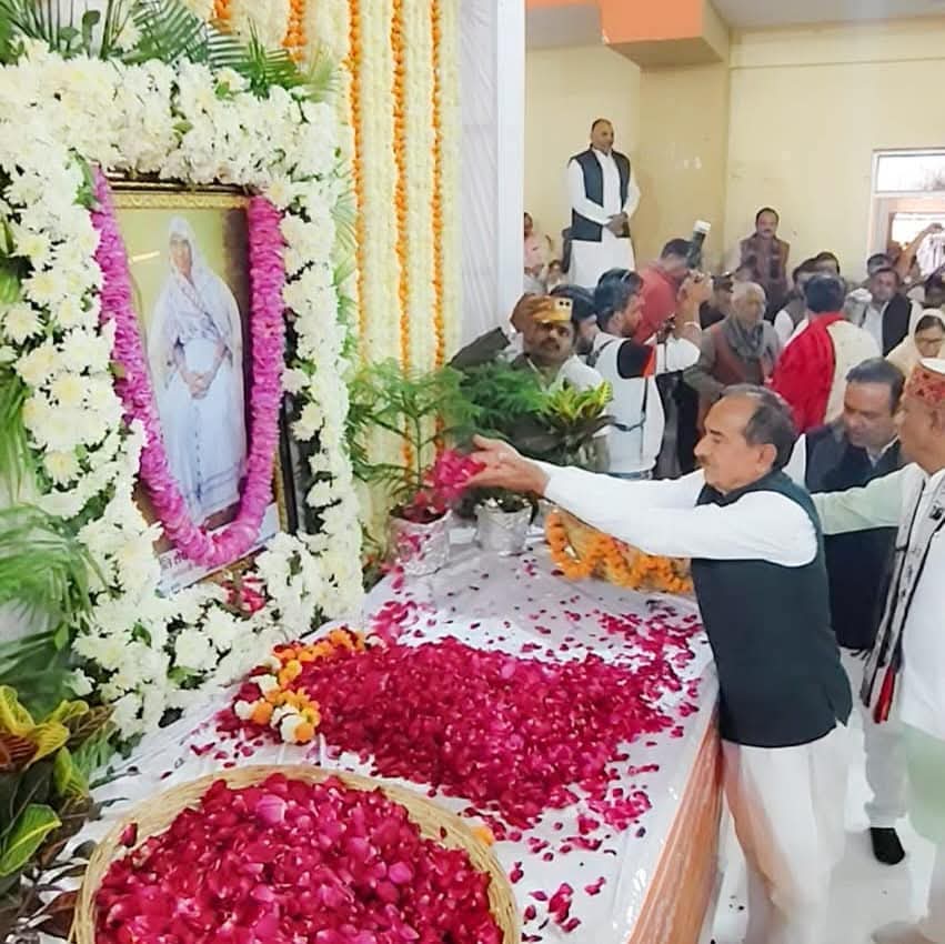 madanrrathore's tweet image. ब्रह्मपुरी पुष्कर में भाजपा तेलंगाना के संगठन महामंत्री श्री चंद्रशेखर जी भाईसाहब की पूज्य माताजी के निधन पर आयोजित पूजन व गीता पाठ कार्यक्रम में सम्मिलित होकर श्रद्धासुमन अर्पित किए।

ईश्वर दिवंगत आत्मा को श्रीचरणों में स्थान दें।

।।ॐ शांति।।