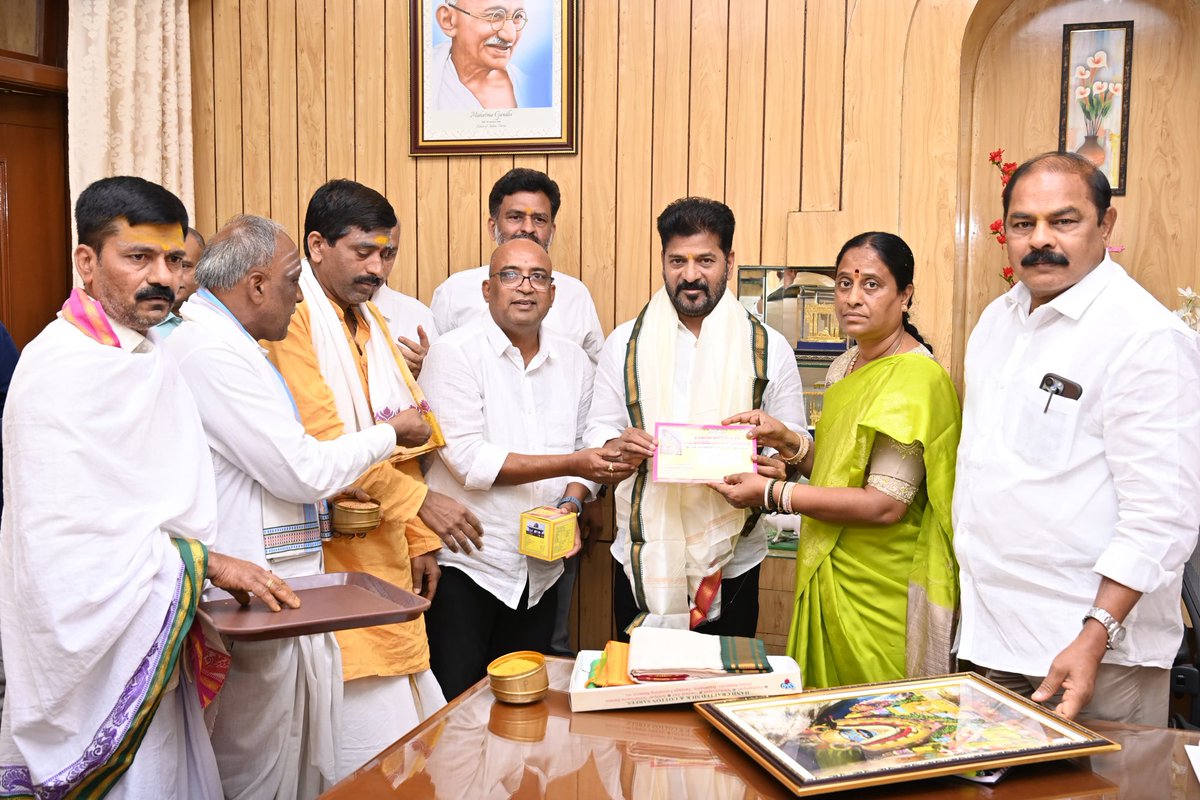 TGRising's tweet photo. శ్రీ మల్లికార్జున స్వామి కళ్యాణం ఆహ్వాన పత్రికను దేవాదాయ శాఖ మంత్రి కొండా సురేఖ సీఎం @revanth_anumula అందించారు. అర్చకులు వేదాశీర్వచనం, ప్రసాదాలు అందించారు.
#KomuravelliMallikarjunaSwamy #Telangana #TraditionalEvent #TelanganaRising @iamkondasurekha https://t.co/rrvE4vlKuj