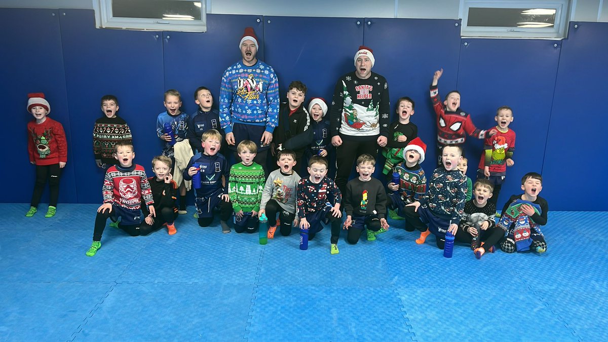 Last session of the under 7s tonight. Brilliant effort and come on loads and well deserved break 👏

Enjoy your Xmas 

#hullwyke 

#twoblues