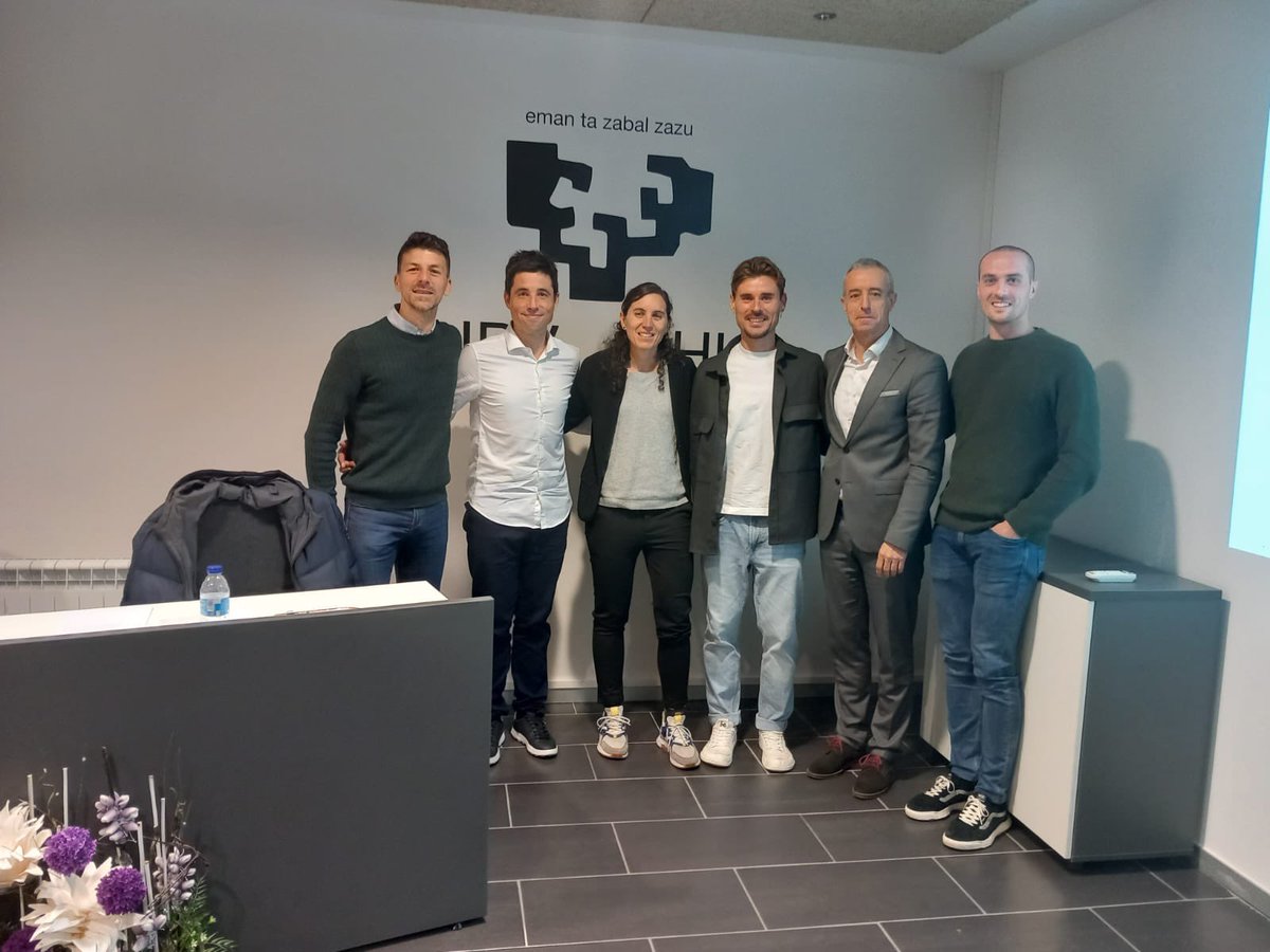 KSLMarin's tweet photo. Tesis defendida. 
Gracias de corazón a todos los que me han acompañado en este camino, especialmente a mi director @julencastellano por su guía y confianza. A mi amigo @ibaierrekagorri Mi gratitud también a un tribunal de categoría @EstherMorencos @rafaballesterr @ibonetxeazarra. https://t.co/4ncMpa3l4I