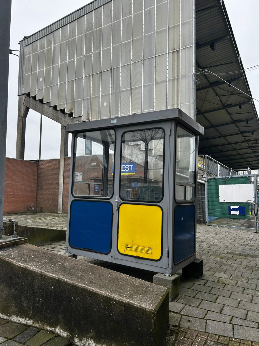 SHCambuur's tweet photo. Samen met een interieurarchitect zijn we op zoek gegaan naar de mooiste elementen die ons aan het oude Cambuurstadion doen denken. Hoe gaaf zou het zijn als die historie een plekje krijgt in ons nieuwe supportershome?

Doneer via: https://t.co/AAB2hT0ji9 https://t.co/I2Fz3lrfU4