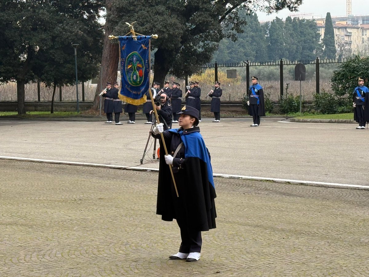 ItalianAirForce's tweet photo. #Firenze: il momento del battesimo del 1° corso della Scuola Militare Aeronautica Giulio #Douhet, che assume il nome di Zenit, e della benedizione del gagliardetto.
#Live la cerimonia del giuramento 
 👉 https://t.co/ZTWQfYtiBU

#AeronauticaMilitare #latuasquadrachevola https://t.co/STHc1N1LNe