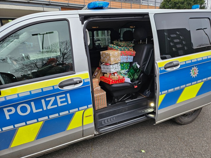 NEWS_KR_HS's tweet photo. Weihnachtsfreude für Kinder in Frauenhäusern: Polizei Düren setzt Aktion Engel fort
https://t.co/9bh4vgnqQu
#Weihnachtsfreude #Frauenhäuser #Kinder #News4Kids #KreisDüren #AktionEngel #heinsbergmagazin #polizeidüren https://t.co/63s8skfRIQ