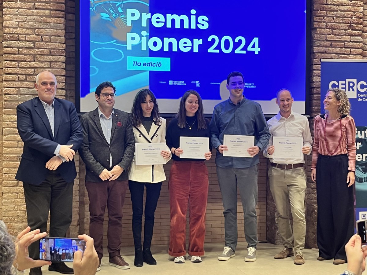 XavierFajarnes's tweet photo. @iCERCA @IBECBarcelona @SamuelNanobots @VHIR_ @UAB_info 🏆 @SvenBodenstedt de l’@ICFOnians, rep el Premi Pioner 2024 @iCERCA pel seu treball doctoral en òptica avançada i ciències fotòniques, aportant noves aplicacions innovadores al camp de la tecnologia i la recerca d’avantguarda. 

💡🔬 #PremisPioner #Recerca #Innovació #Fotònica https://t.co/2kR47aj6sX