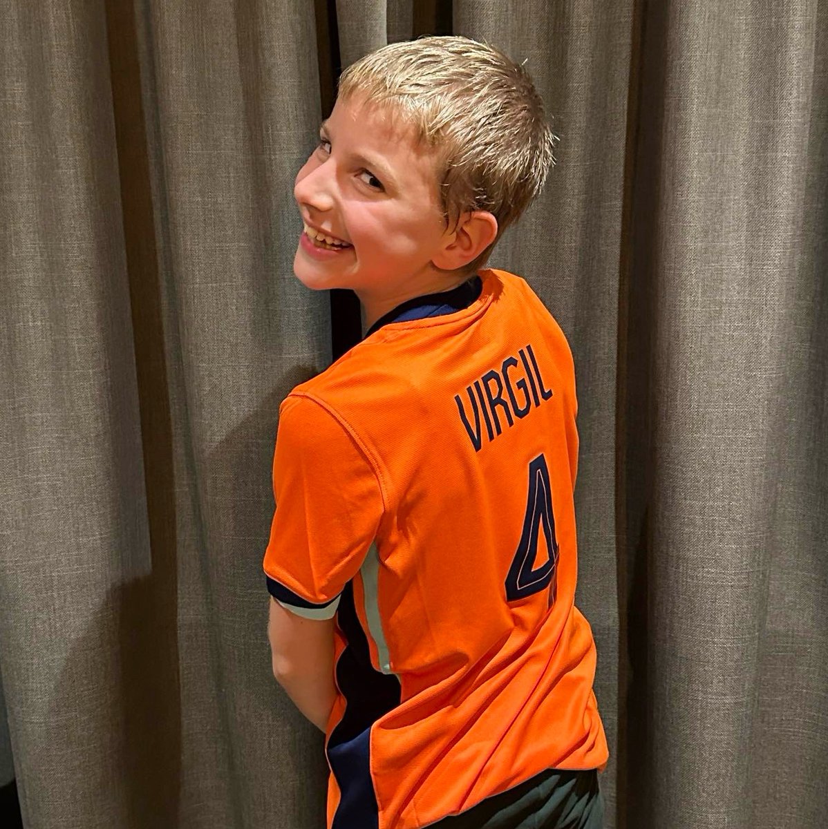 De 10-jarige Benjamin is groot fan van Virgil van Dijk. Eerder deze maand verrasten wij hem met een shirt van Oranje, inclusief het nummer 4 en de naam ‘Virgil’ achterop. Van zijn moeder begrepen wij dat het shirt al een mooi plekje heeft gekregen in zijn kamer!