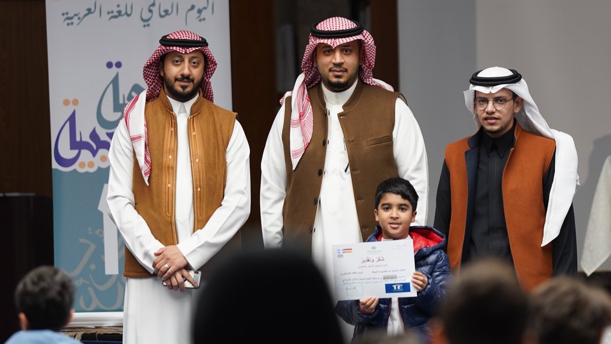 DAS_Schools's tweet photo. لغتنا هويتنا، لغتنا تعانق السماء علوًا ورفعة،لغتنا من بحار معانيها نبدأ الكلام
احتفلنا اليوم بتكريم طلاب الصف الثالث الابتدائي الفائزين بمسابقة الخط العربي، وتقديم أناشيد مميزة عن جمال لغتنا
كما استعرض الطلاب أعمالهم احتفاءً بروح اللغة العربية ورفعتها
 #اليوم_العالمي_للغة_العربية https://t.co/C15nqMzWLu