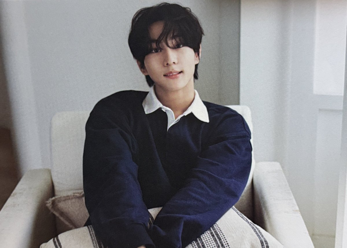 HE LOOK SO GOOD 😭