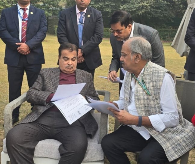 brijmohan_ag's tweet image. आज नई दिल्ली में केन्द्रीय सड़क परिवहन और राजमार्ग मंत्री श्री @nitin_gadkari जी से मुलाकात कर रायपुर संसदीय क्षेत्र समेत छत्तीसगढ़ की सड़कों से जुड़े विकास कार्यों पर चर्चा की।