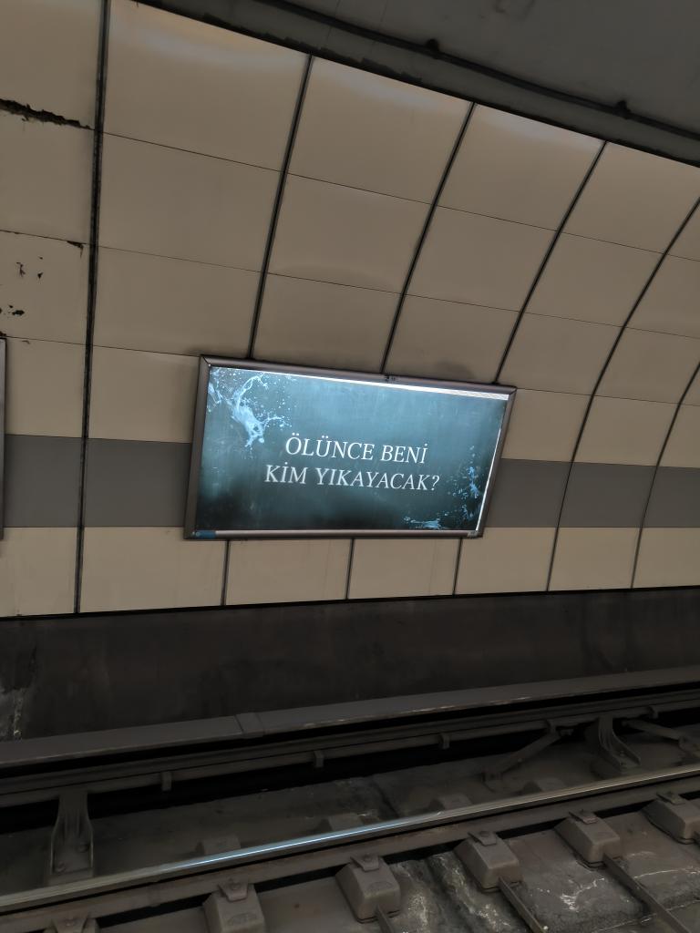 Depremde göçük altında kalanlara sela dinleten aklın yeni icraatı!!!