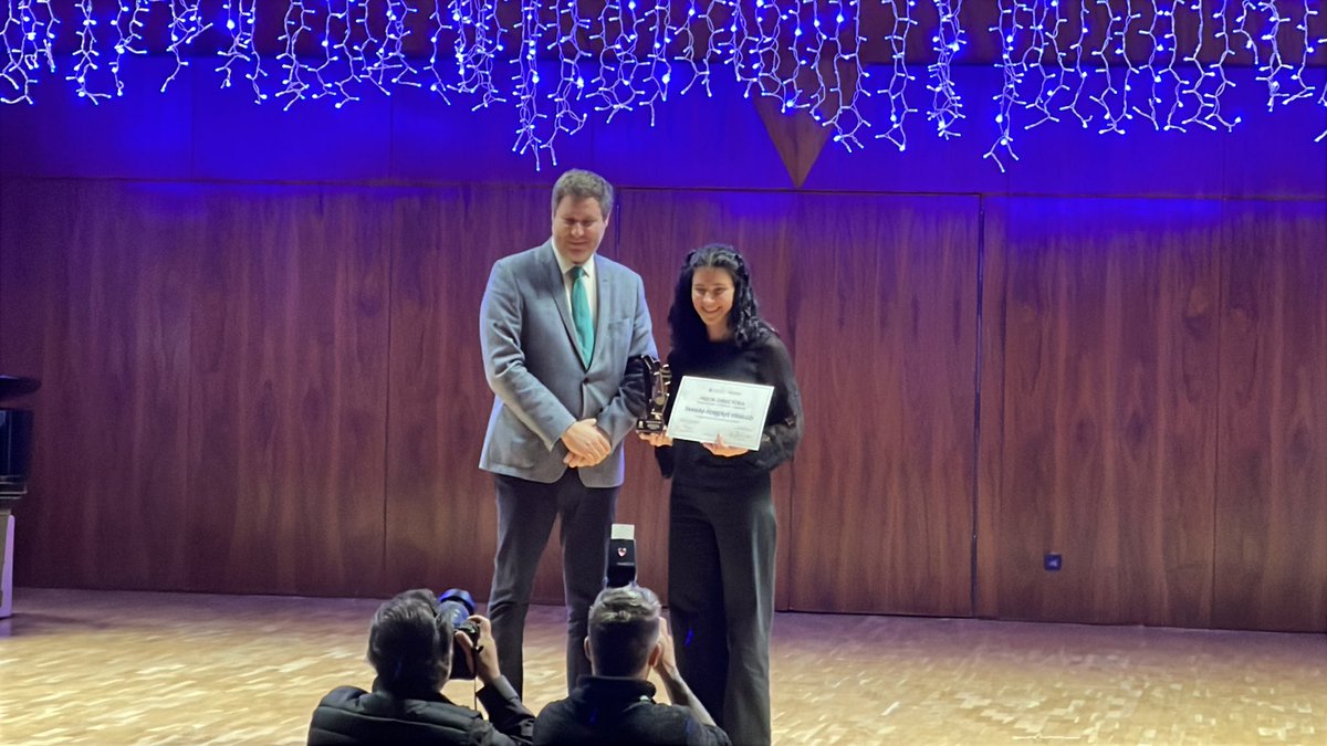 Nuestra compi Tamara “directora del coro” se ha llevado el premio a la mejor “directora” del certamen Escolar de Villancicos 🎉🎉🎉🎉🎉 Enhorabuena Tamara <a href="/MADRID/">Ayuntamiento Madrid</a> entregado por <a href="/albertogonzdiaz/">Alberto González D.</a>
