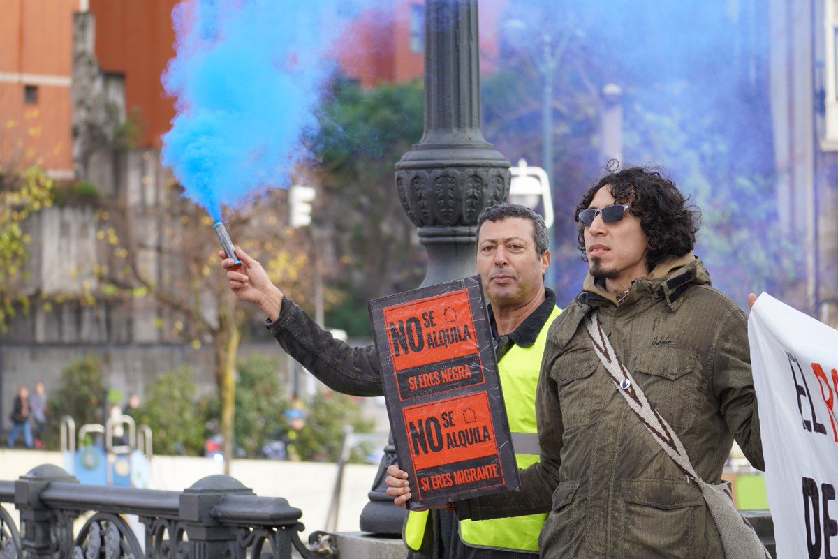 (CAST)
Algunas de las fotos de la manifestación del sabado, Día 14 de Diciembre.

¡El racismo inmobiliario me deja sin techo y el racismo institucional sin derechos!