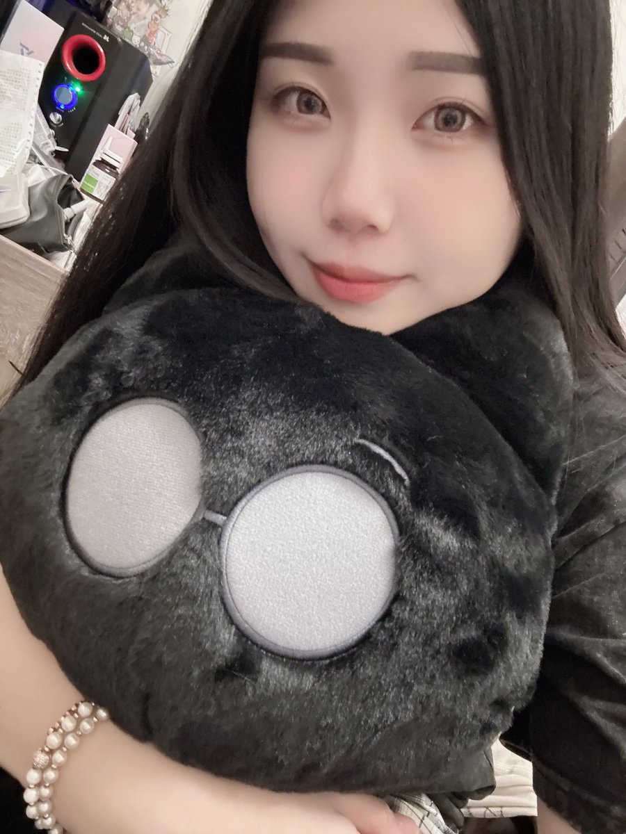 OnlyPeachBae's tweet photo. 感覺超久沒發推文（對
後半年整個過的很忙，現在工作又是水深火熱🤡
每天回家倒頭就睡，醒來又上班
然後被逼迫減肥還有建議要去做微整🙂‍↕️
 
錢賺多了 但壓力和焦慮也變多🫠
但現在至少還有時間放假追星和夂日太太出去玩ㅠㅠ https://t.co/VQMWI5K0oO