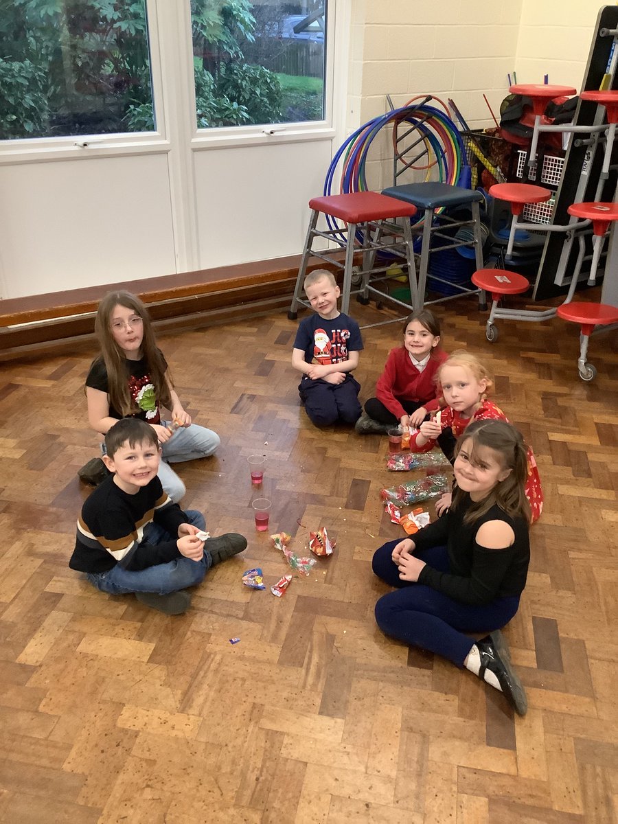 Y1AngramBank's tweet photo. We had a great time at our festive disco! Here are a couple of pictures to show you how much fun we had!🎄❄️  @Y2AngramBank https://t.co/vE6RWJyawT