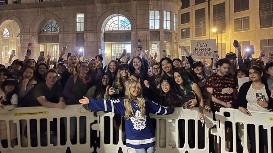 © 𝗜𝗻𝗱𝗶𝗲 𝟱𝟬𝟱 (#Indie505RP) 
𝘕͟𝘦͟𝘸͟𝘴 › 𝗠𝘂𝘀𝗶𝗰 › #EICSxTourRP   

𝗡𝘆𝗿𝗮 𝗦𝗲𝘃𝗮𝘀𝘁𝘆𝗮𝗻 (<a href="/luxenscripts/">moved to @luxenote 💌</a>) outside the Meridian Hall with fans after her show in Toronto!