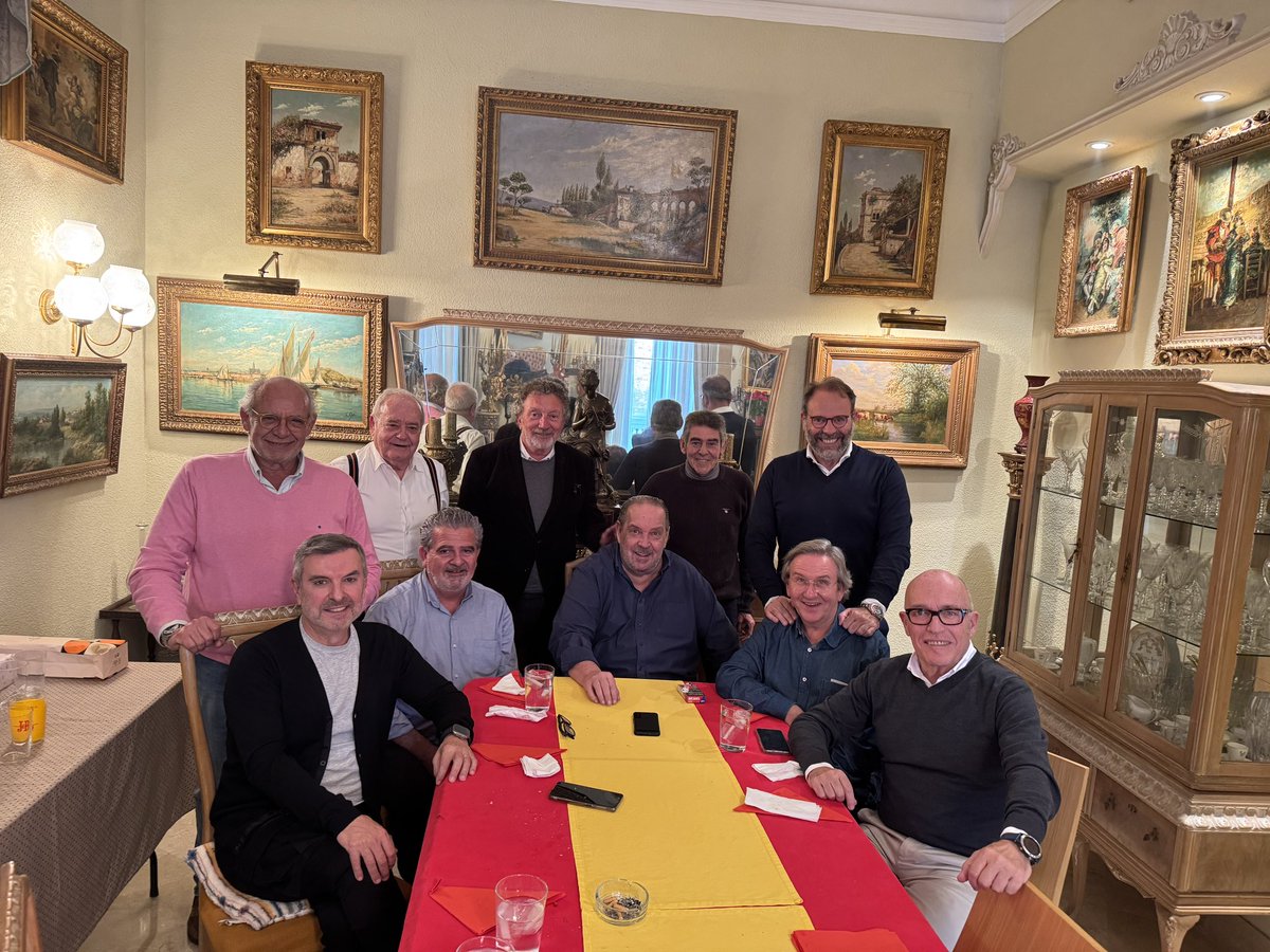 Madre mía como pasa el tiempo, ya llevamos 360 comidas de amigos del Jueves Propicio, 30 años, de risas, confidencias, amistad con @ArjonaAdolfo <a href="/amartinnavarret/">a.martin navarrete</a> <a href="/cocojurado/">F Javier Jurado</a> <a href="/19Andy571/">@19Andy57</a> <a href="/JoaquinPerez_/">Joaquín Pérez</a> <a href="/Diesro5/">⚓️Diego Esquinas</a> <a href="/PacoMartinRojas/">Francisco Martin</a> <a href="/Baldo_Romero/">Baldomero</a>