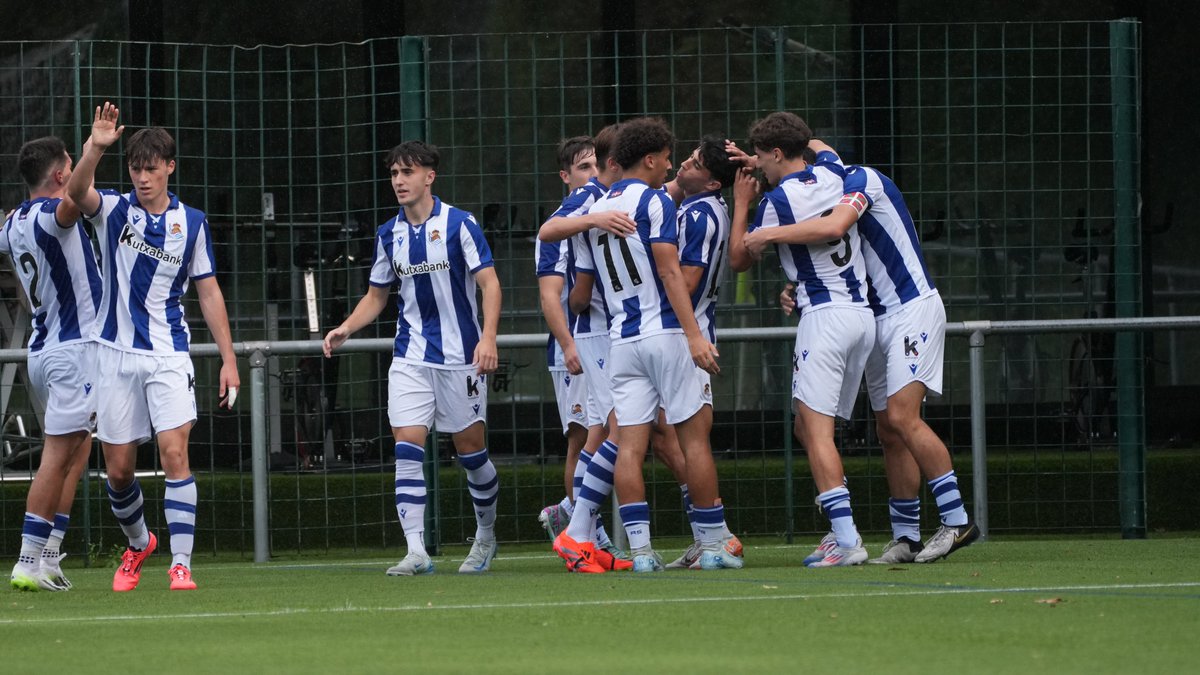 RealSociedad's tweet photo. ⚽ El División de Honor Juvenil se enfrentará al @FCBmasia en los dieciseisavos de final de la Copa del Rey Juvenil. El partido se disputará el fin de semana del 11 y 12 de enero.

#Zubieta https://t.co/y4ZBEj1NY0
