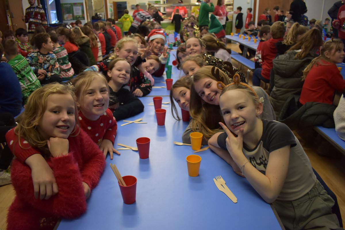 StAndrewsOxon's tweet photo. Christmas Lunch day! Lots of smiles and a fantastic rendition of the '12 days of Christmas'! 🎄🎅 https://t.co/7O1dnMpuGx