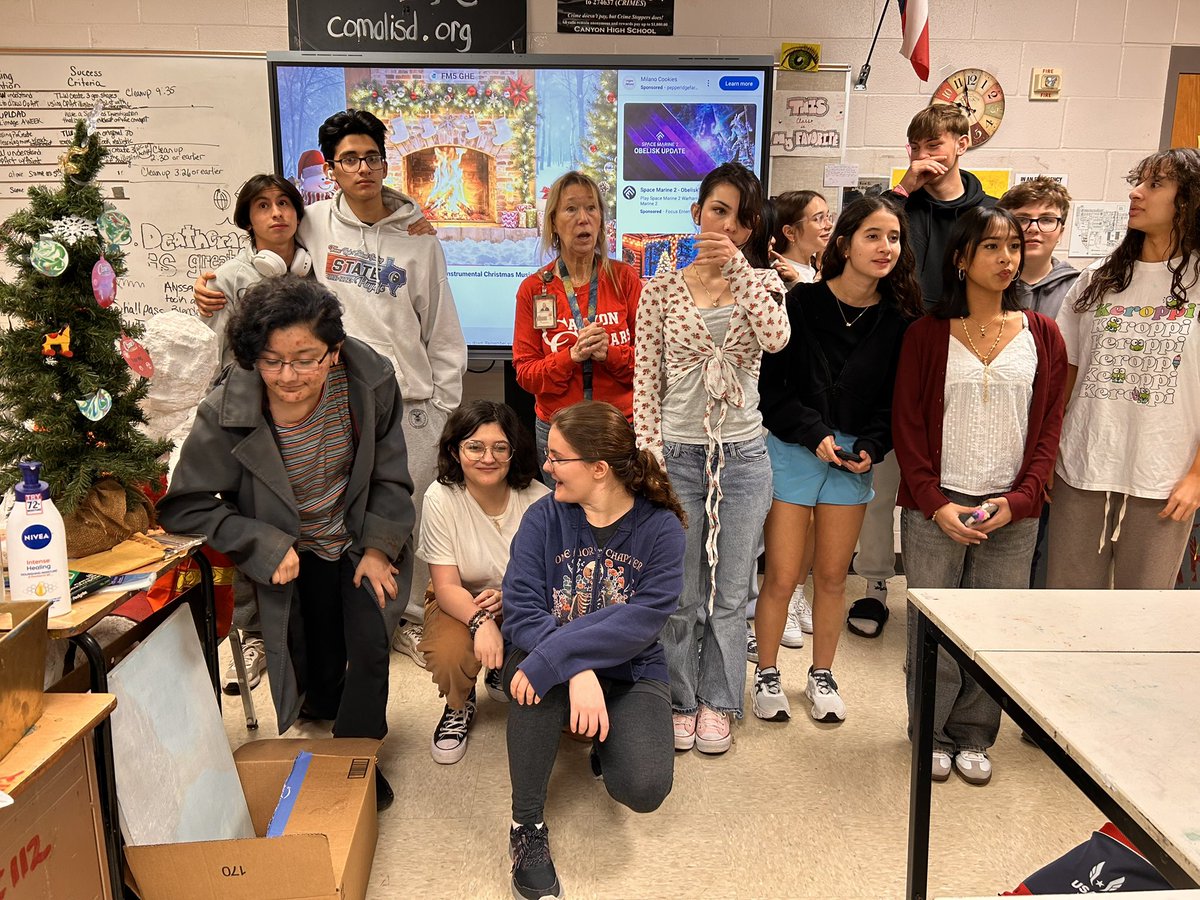 CHS_Deatherage's tweet photo. My students are Awesome! #controlledchaos 😂#makeaconnection #teaching  @DavissonDustin @MrsWoodrom @TeresaMitc87539 @comalfinearts https://t.co/fPSJojL7IX